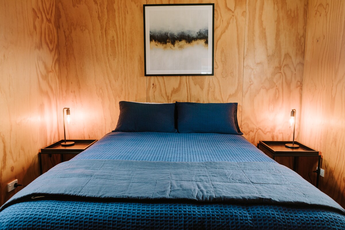 优质棉质床上用品打造的标准双人床