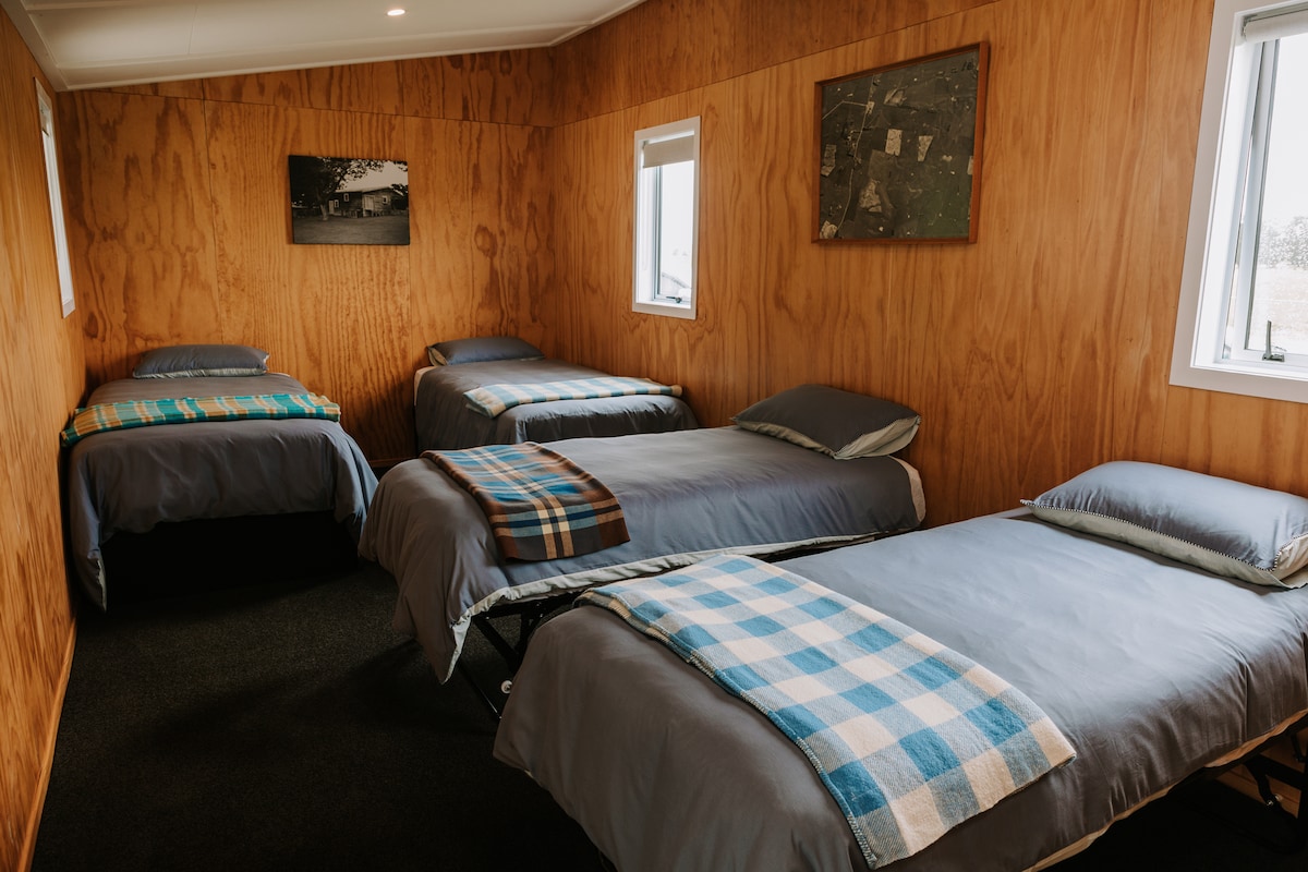 2米宽双人床和2张1米宽双人床，均配备优质棉质床上用品