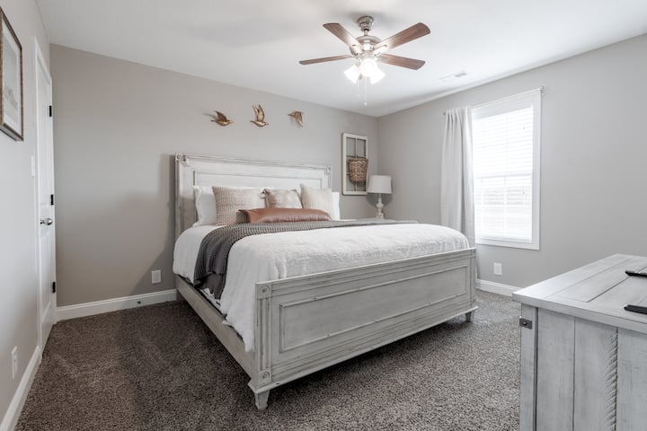 1号卧室配备加大双人床