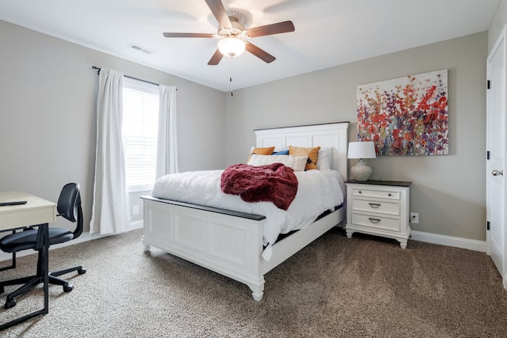 卧室2配备标准双人床，配备书桌和大电视