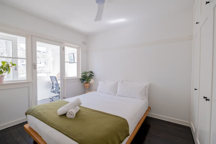 The main bedroom features a super comfortable queen bed and loads of wardrobe space for storing all your gear. The room is drenched in natural sunlight through the day. However, there is also blackout blinds for guests who love a good sleep in!