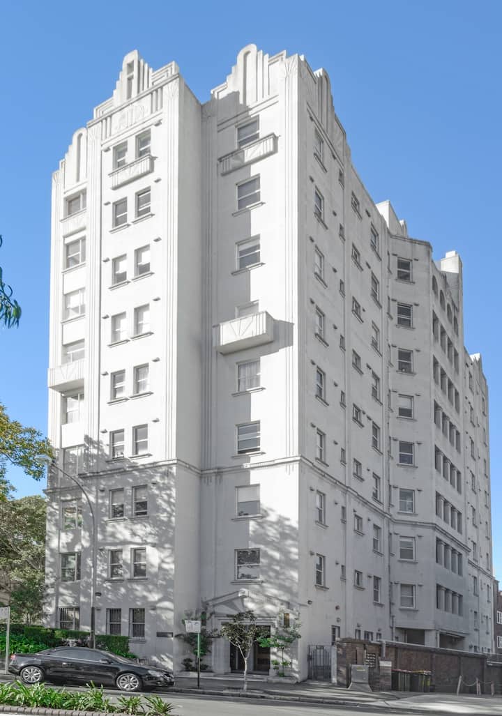 Elizabeth Bay has one of Sydney's most beautiful Art Deco buildings - Adereham Hall, Elizabeth Bay.