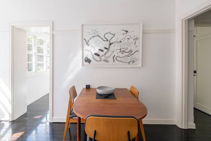 Gorgeous mid-century dining table in a fresh and sunny atmosphere. Table can be extended to accomodate up to 6 seats.