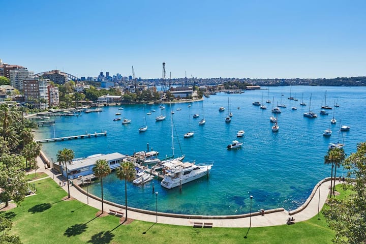 Take a stroll around Elizabeth Bay watching the luxurious boats in the Harbour.