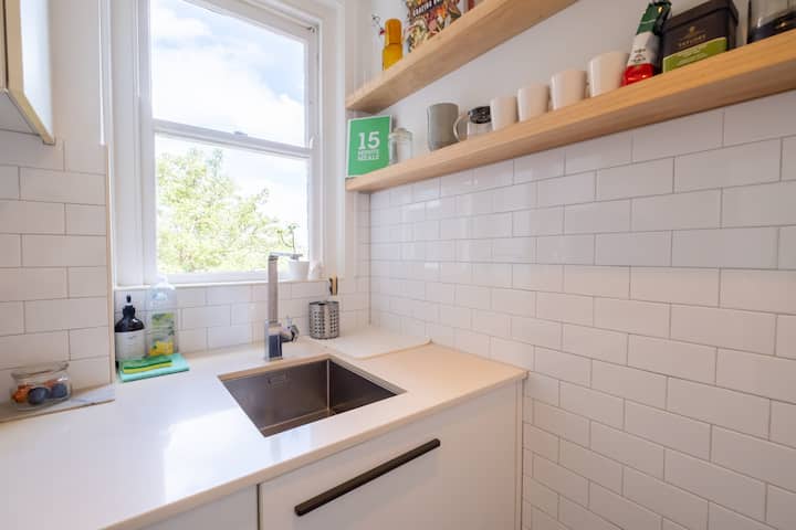 Full kitchen image 2