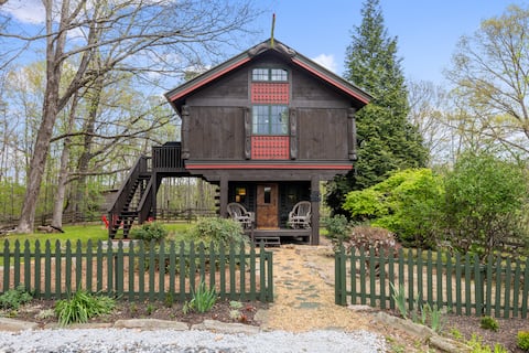 Whimsical Retreat*King Bed *Firepit *Mins to Town