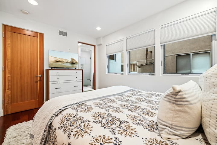 Middle/Entry Floor Guest Bedroom (Queen Bed) with Smart TV and ensuite bathroom
