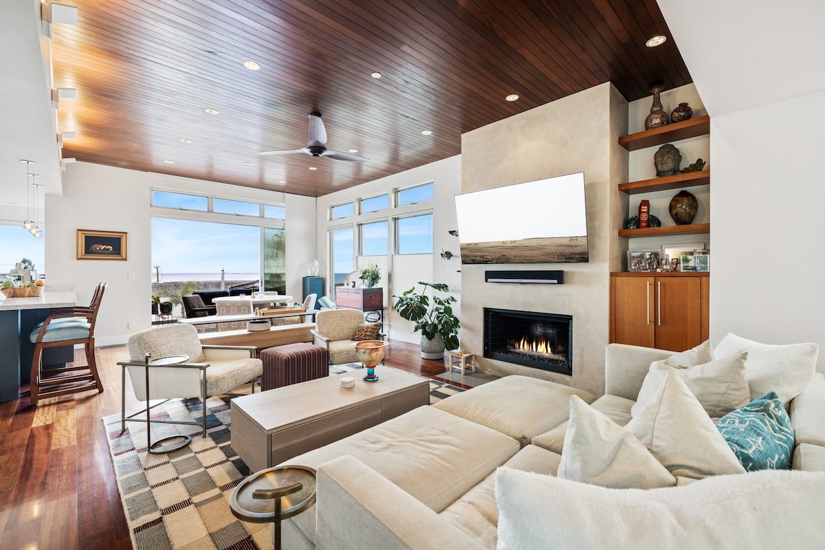 Living room, alternate view