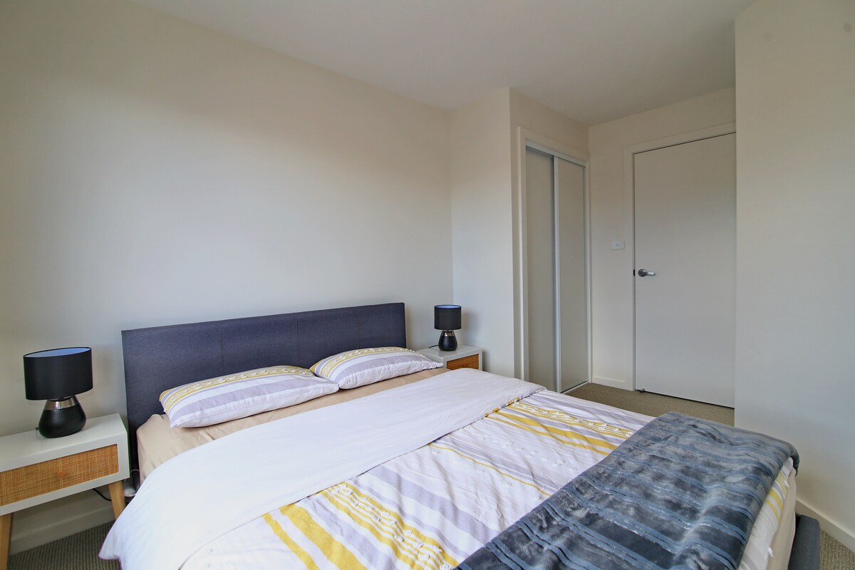 Dhoma e tretë e gjumit që përmban një krevat dopio "queen", të rehatshëm dhe të rregullt, duke lejuar gjithashtu hyrjen e dritës natyrale në dhomë.