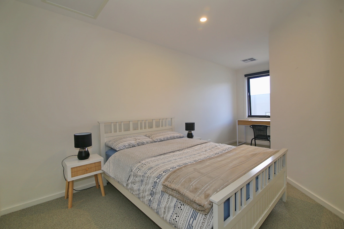 Dhoma e dytë e gjumit ku pushimet takohen me hapësirën e punës. Kjo dhomë gjumi përmban një krevat dopio, shumë dritë natyrale për një ndjesi të ndritshme dhe të ajrosur për të krijuar një vend për t 'u çlodhur. Dhomë me shumë qëllime që përmban një tavolinë zyre, duke maksimizuar përdorimin e hapësirës.