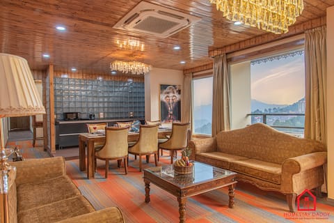 SKY HOUSE|Theatre|Snooker-By HomestayDaddy