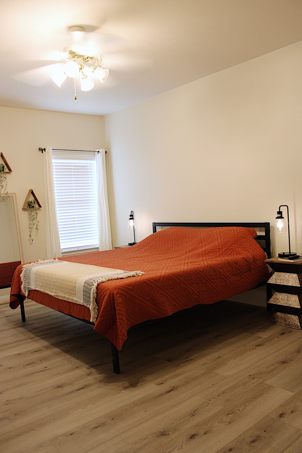 Главна спална соба со удобен брачен кревет.