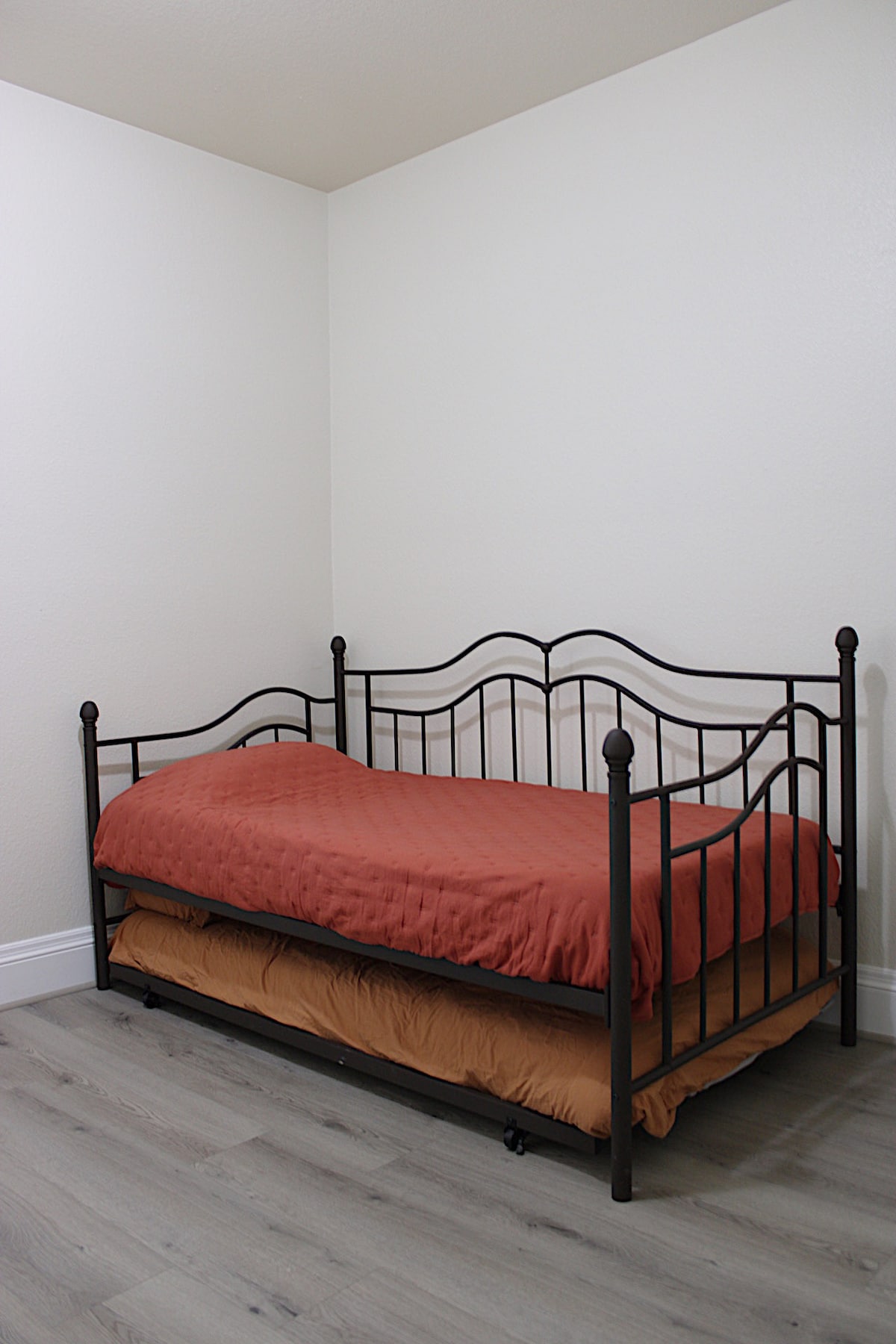 Спална соба бр. 4, дневен кревет со подвижен кревет под него. 