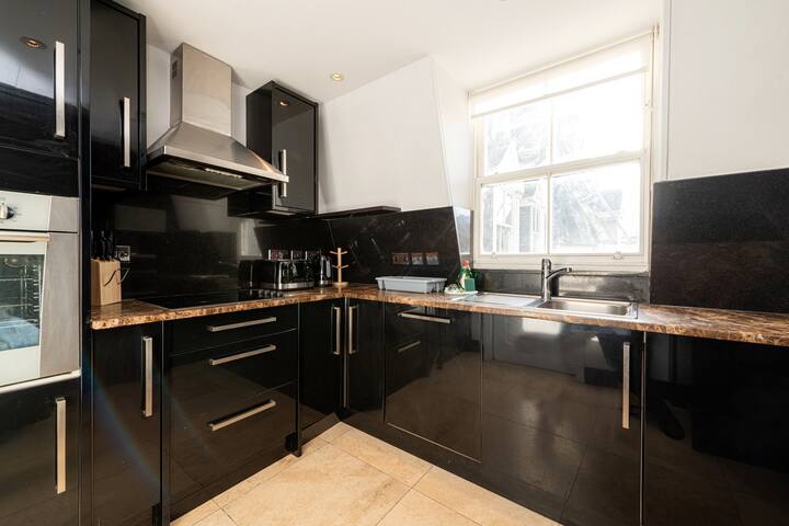 London Gardens 3 Bedroom Flat- Garden Views gallery image 5