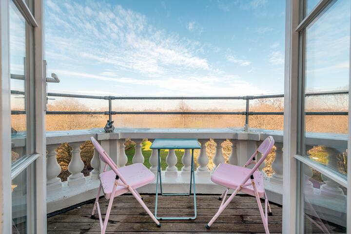 London Gardens 3 Bedroom Flat- Garden Views gallery image 2