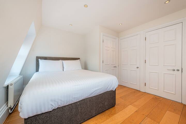 London Gardens 3 Bedroom Flat- Garden Views gallery image 3