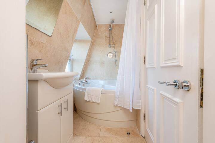 London Gardens 3 Bedroom Flat- Garden Views gallery image 4