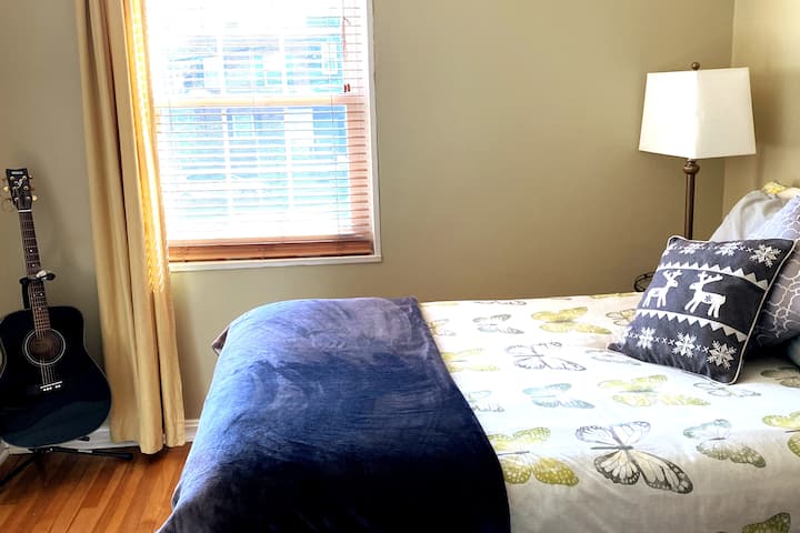 חדר השינה הקטן ביותר בחזית הבית למעלה (מיטה זוגית).