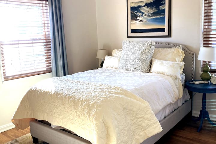 חדר שינה אמצעי למעלה (מיטה זוגית)