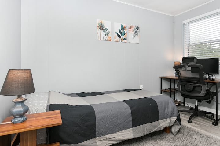 ห้องทำงานพร้อมเตียงแฝด