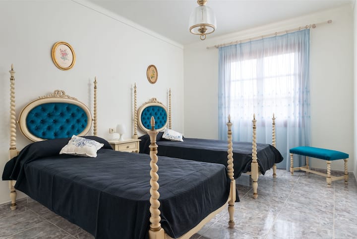 ¡Bienvenido a la habitación de tus sueños en la villa vacacional de Binissalem, Mallorca! Con dos camas individuales elegantes, esta es la habitación perfecta para tus vacaciones.