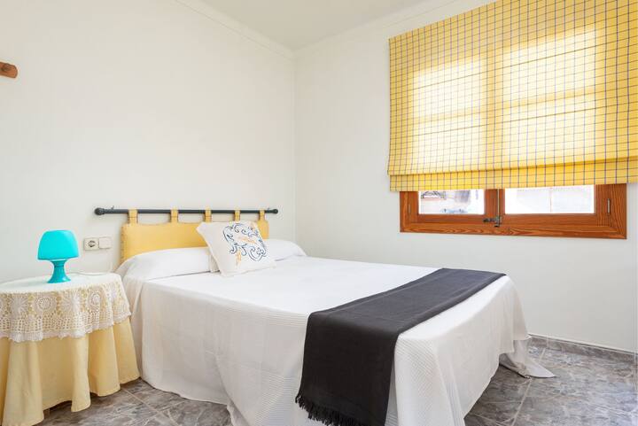 Este es el lugar perfecto para descansar en tus vacaciones en Mallorca, esta impresionante habitación en la villa vacacional de Binissalem cuenta con una cama doble cómoda y con vistas impresionantes del campo mallorquín para que puedas descansar