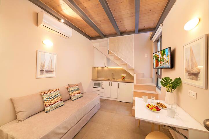 Neoclassical Two-storey Junior Suite-Town Center !