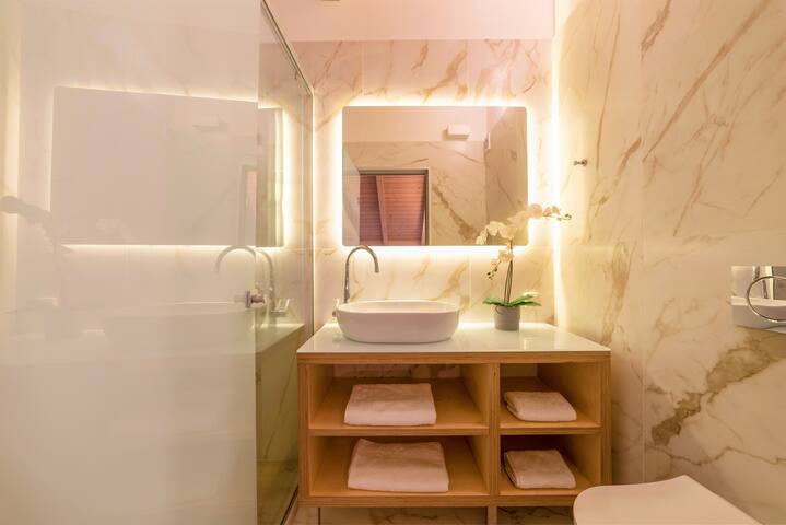 Neoclassical Two-storey Junior Suite-Town Center ! gallery image 5