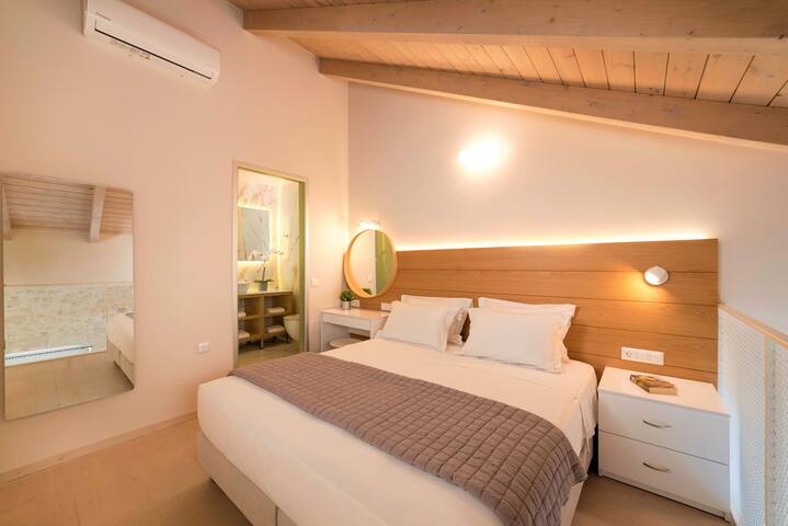 Neoclassical Two-storey Junior Suite-Town Center ! gallery image 2