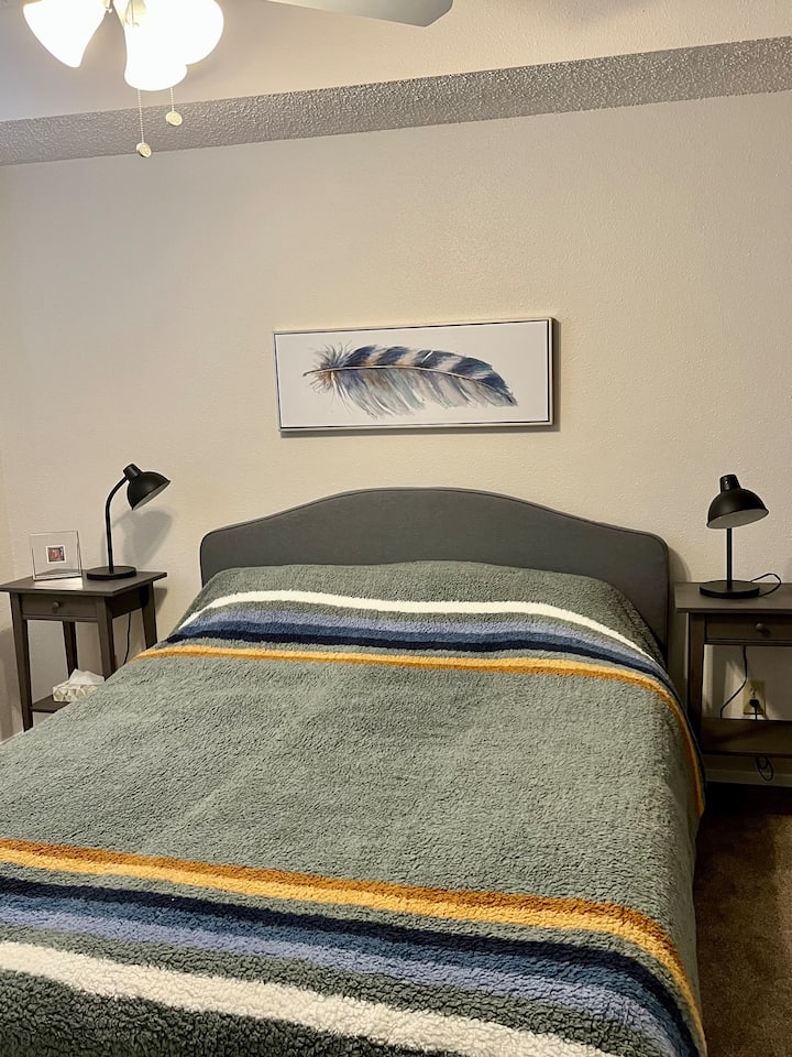 חדר שינה בקומה הראשית - מיטה זוגית רחבה ומאוורר תקרה