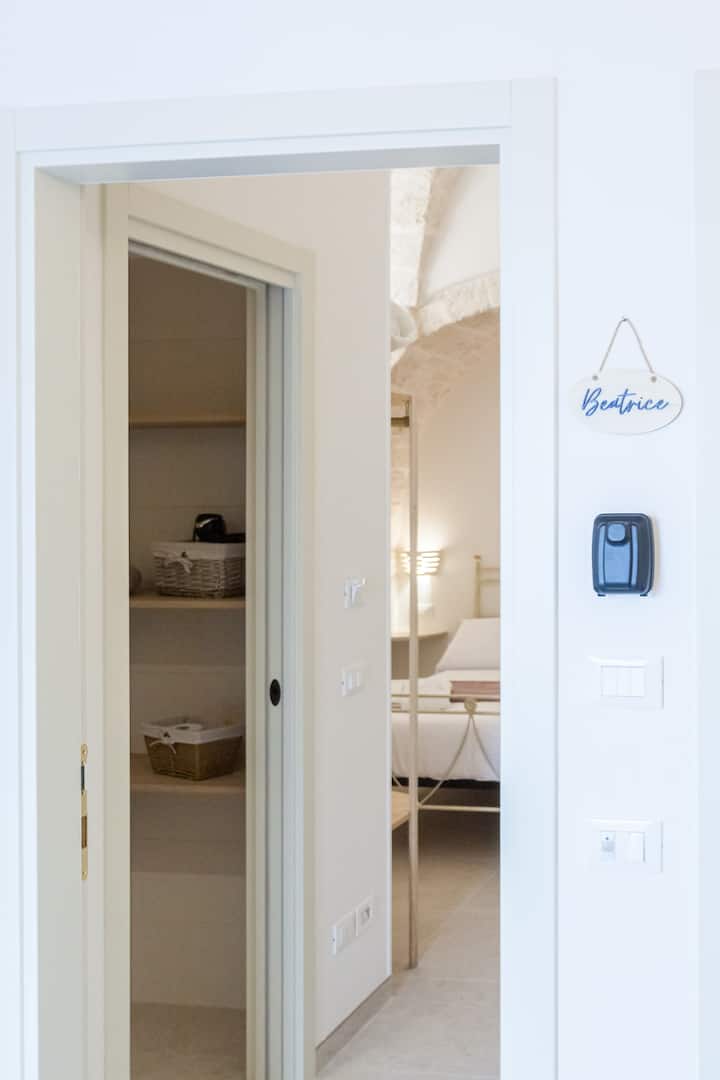 Notre suite Béatrice
Il dispose d'un lit 2 places format français, d'un frigo bar, d'une armoire ouverte, d'une salle de bain privée complète. 