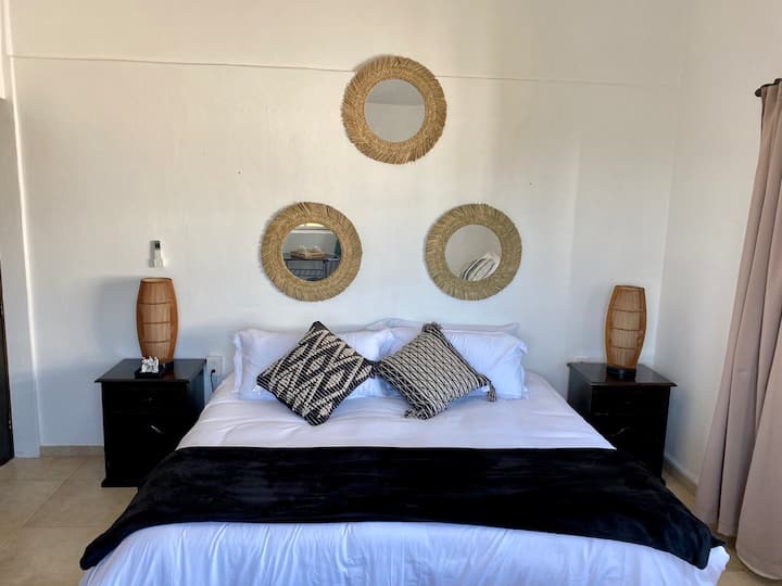 Pez bedroom, king size bed 