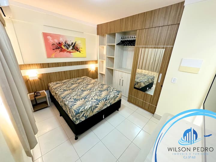 חדר שינה, מיטה, ארון בגדים, מיזוג אוויר.