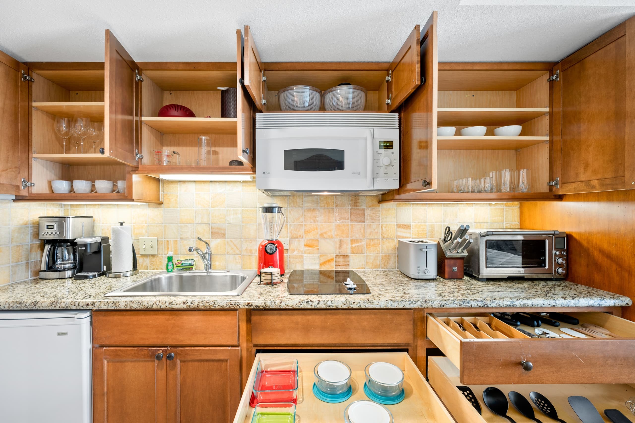 Spacious Waikiki Retreat w/ Kitchen*Easy Comforts - Image 4