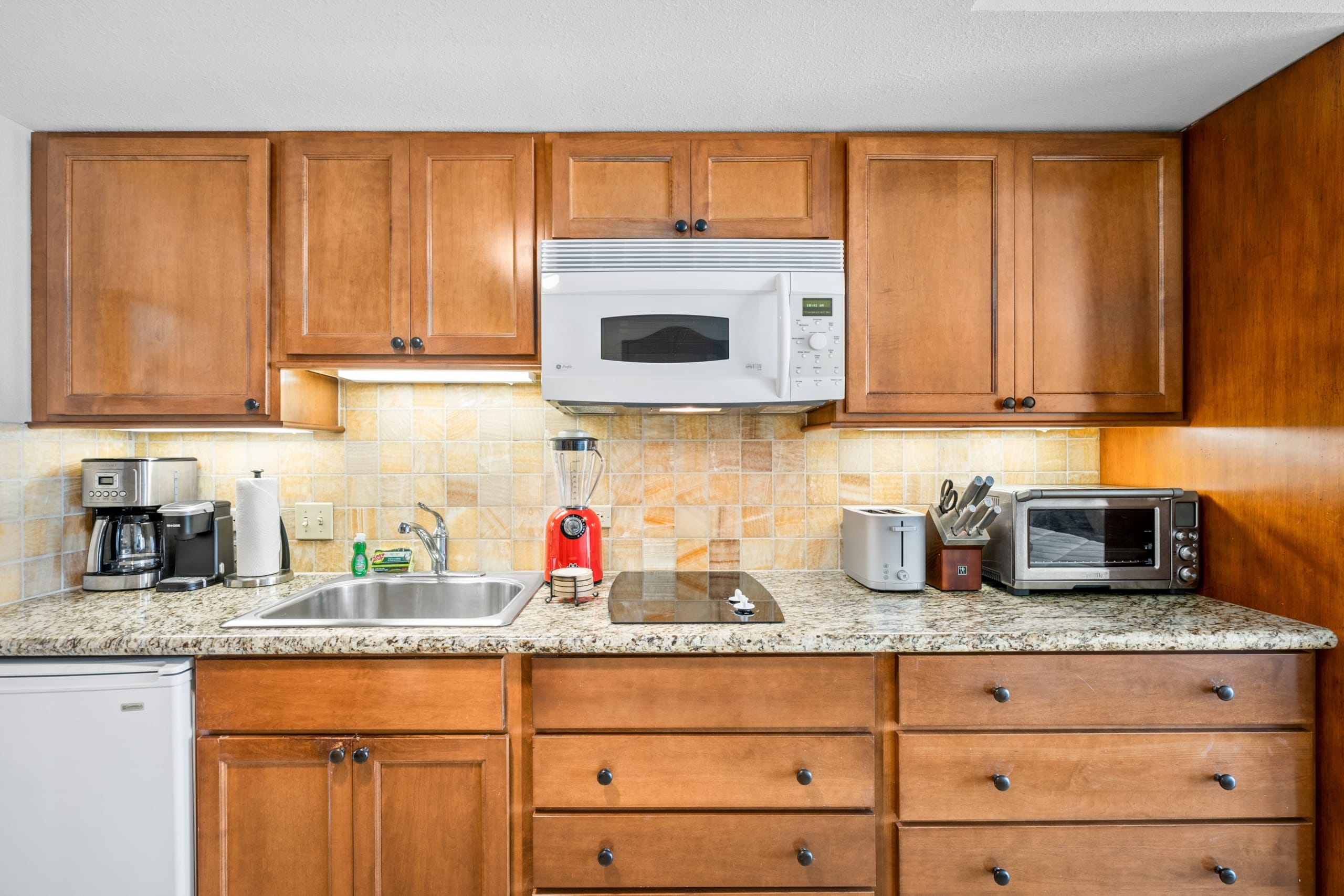 Spacious Waikiki Retreat w/ Kitchen*Easy Comforts - Image 3