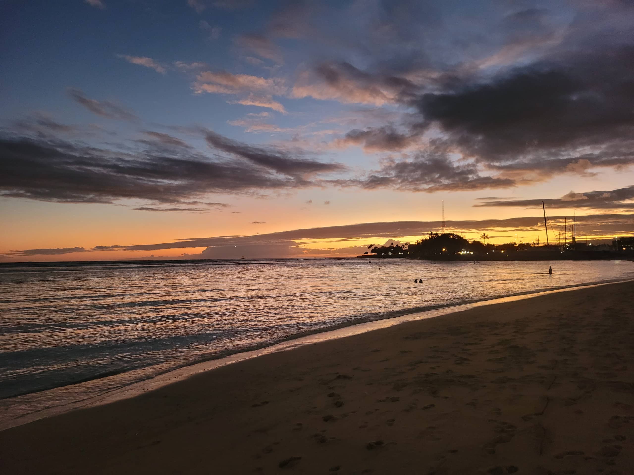 Spacious Waikiki Retreat w/ Kitchen*Easy Comforts - Image 21