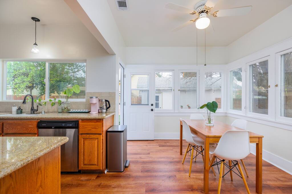Airbnb DT Riverside house with romantic private backyard