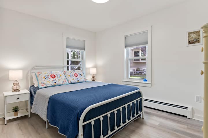 Este dormitorio está en el nivel superior y tiene una cómoda cama tamaño queen y persianas que oscurecen la habitación. 