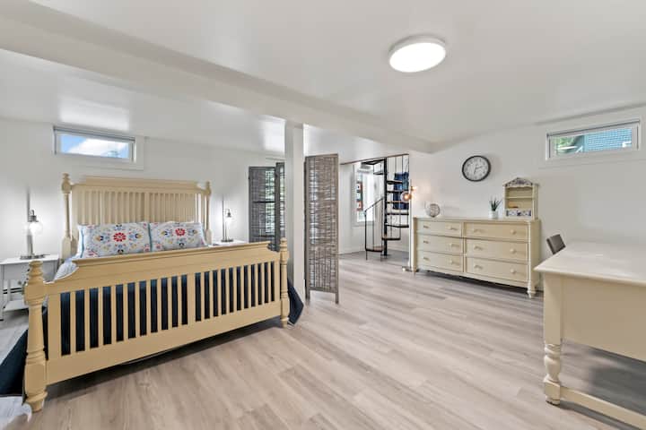 Cama queen en el nivel inferior. Pantalla de privacidad, esta habitación también tiene persianas que oscurecen la habitación. 