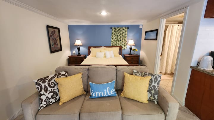 Option available for a separate private studio #2 - A/C, En suite bath with shower, Tv with streaming device, WiFi, kitchenette with hot plate, electric skillet, small fridge, coffeemaker, French press, coffee bean grinder, toaster oven, utensils etc