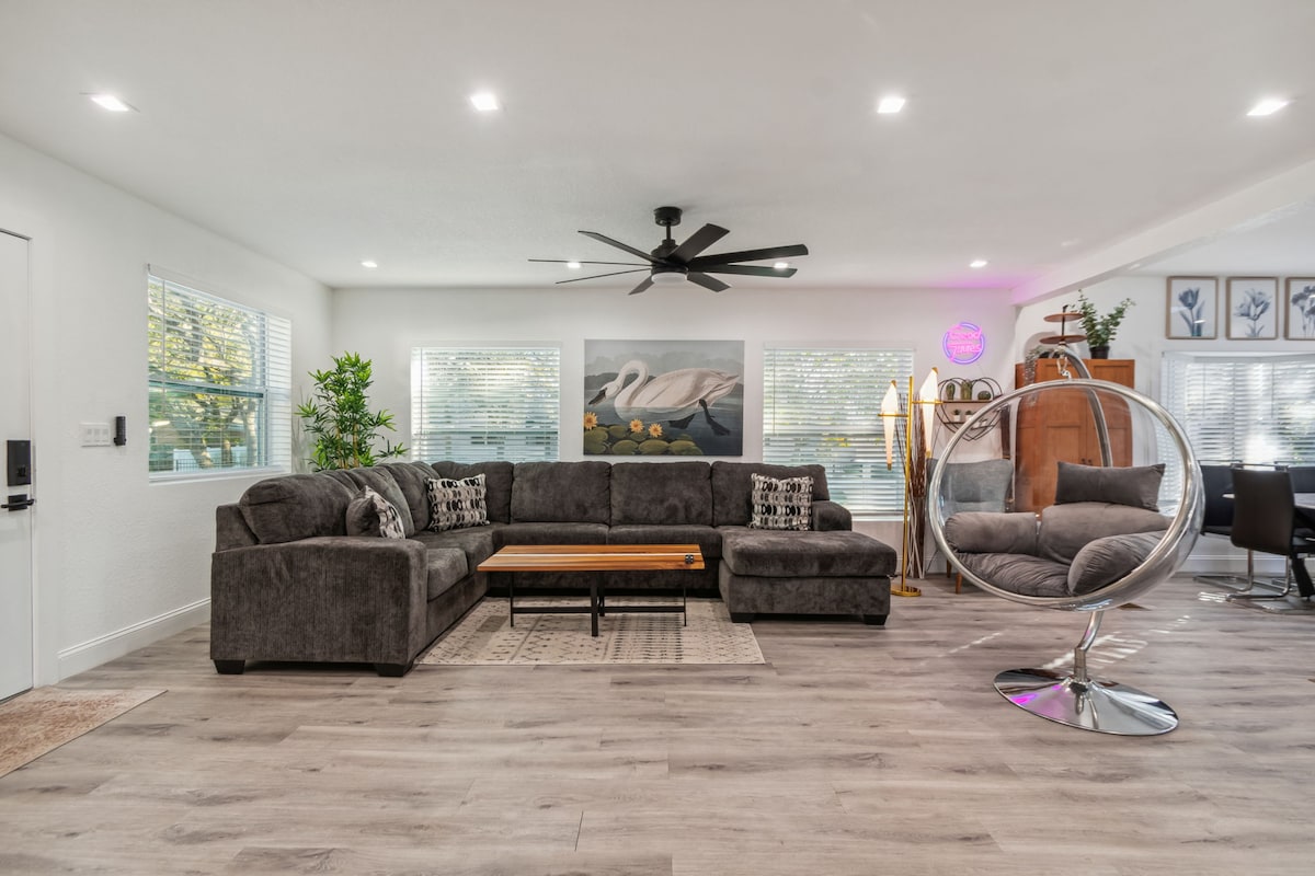 Top performing Airbnb: Luxury, Resort-style w/ Pool 4bed/2.5bath House! in Gandy