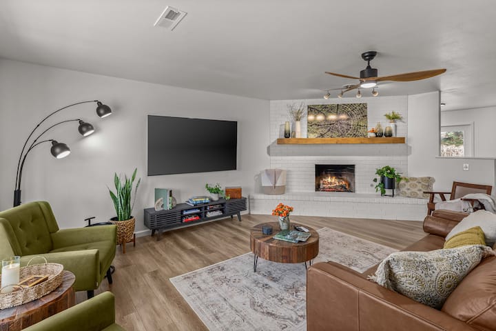 The Cozy Oz | Hot Tub, Gas Firepit, Pet Friendly - Rogers, AR