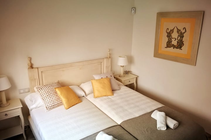 Спалня с две легла, които могат да бъдат разделени или свързани заедно.