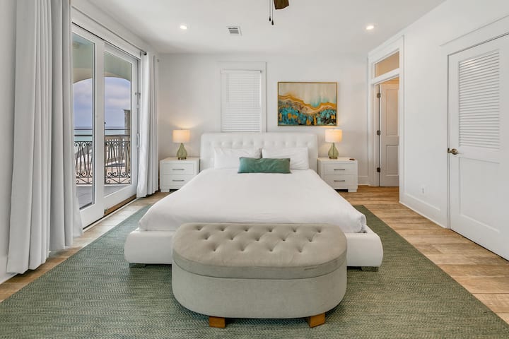 Dormitorio del primer piso - Cama tamaño king - acceso al balcón/piscina y baño en suite