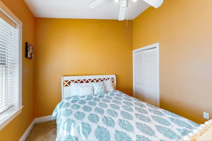 Dormitorio con cama matrimonial