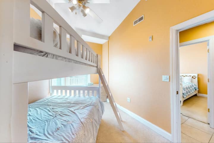 Dormitorio con literas (dos camas dobles) 