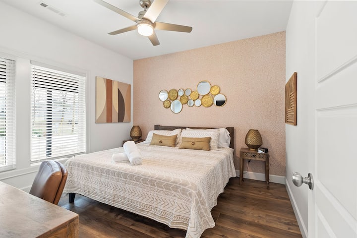 Fanya kazi na upumzike kwa urahisi katika chumba chetu cha kulala cha 2 na sehemu mahususi ya kufanyia kazi na televisheni mahiri.