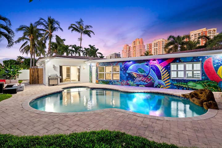 Entire Lux Home ~ Heated Pool ~ 5 min walk to beach ~ Game Room ~ Bikes gallery image 3