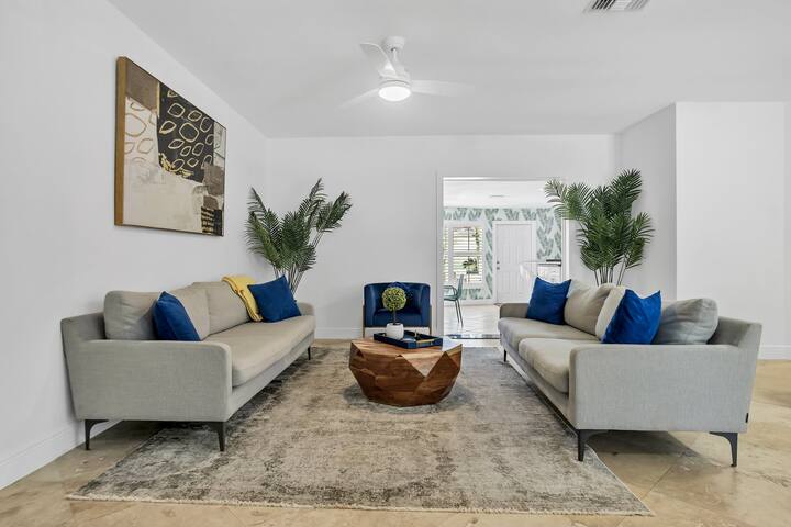 Entire Lux Home ~ Heated Pool ~ 5 min walk to beach ~ Game Room ~ Bikes gallery image 5