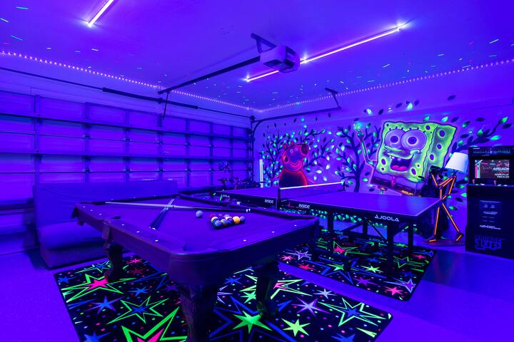 Entire Lux Home ~ Heated Pool ~ 5 min walk to beach ~ Game Room ~ Bikes gallery image 4